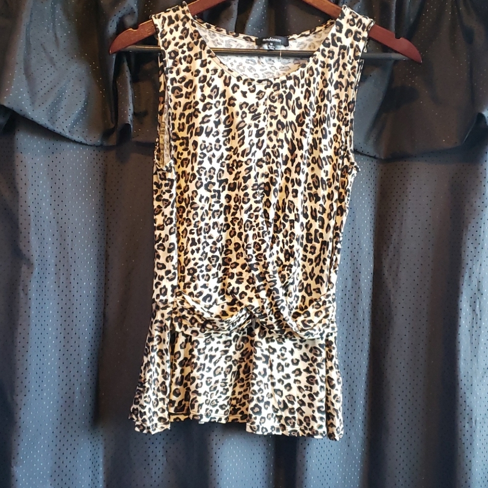 NEW Sleeveless leopard print top